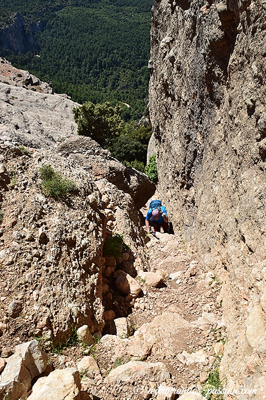 Petite main courante pour accéder au plateau des Roques de Benet
