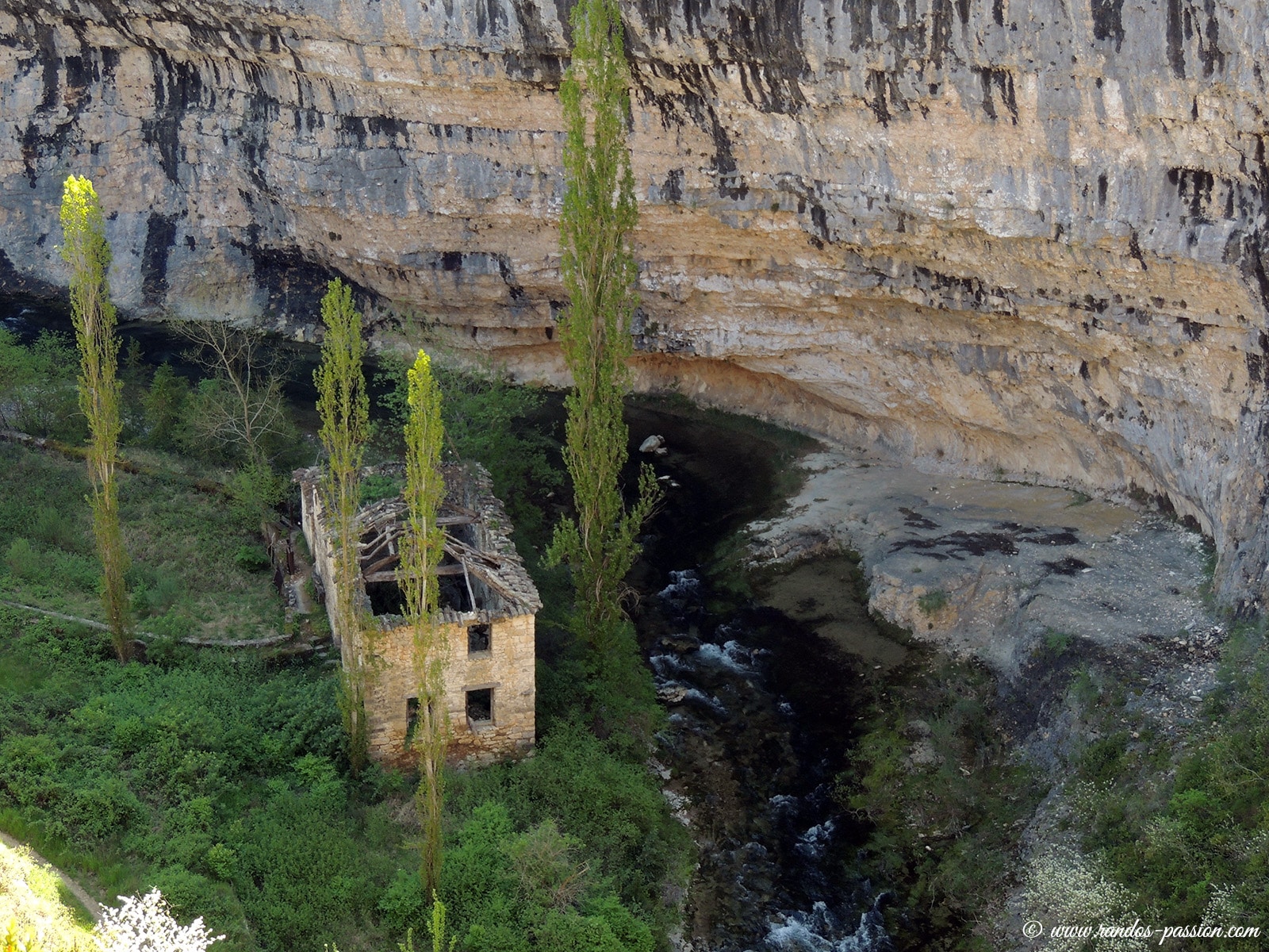 Les ruines du moulin de Lecina au Rio Vero