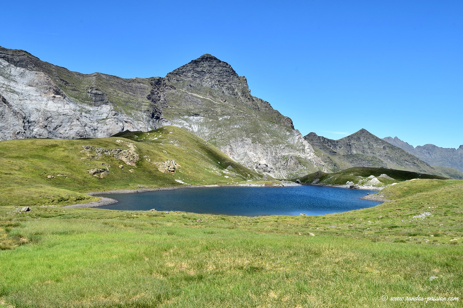 Les lacs de Barroude et le pic de la Gela