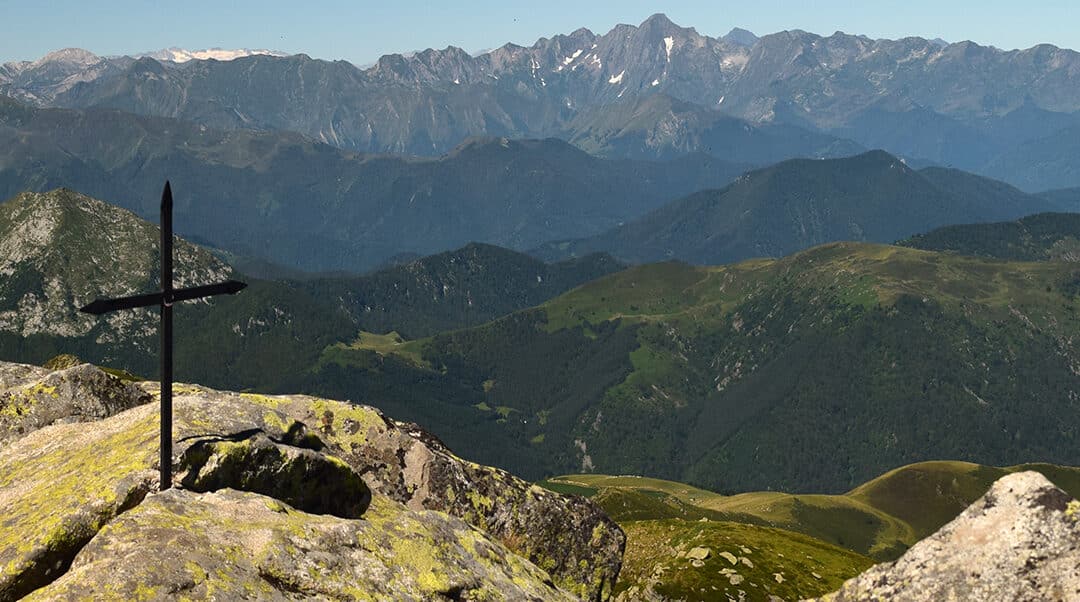 L’étang d’Arbu et le pic des Trois Seigneurs