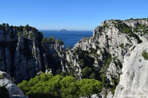 La brèche de Castelvieil et l'île de Riou