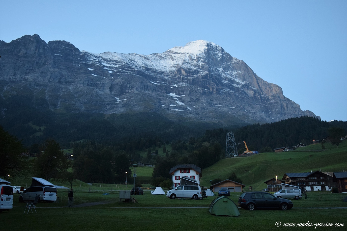 Au lever du jour, le camping Eigernordwand et la face Nord de l'Eiger