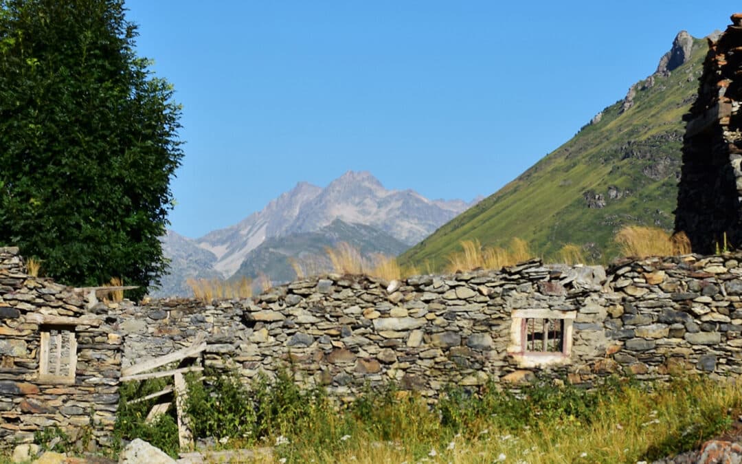 Les granges de Campbiel et le lac de Bassia