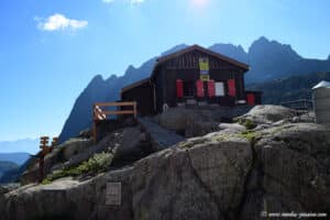 La cabane du Vieux Émosson et derrière l'Aiguille du Van (2578m), le Grand Perron (2673m) et la Pointe de l'Ifala (2651m)