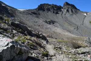 Le sentier file vers le col des Corbeaux (2602m)