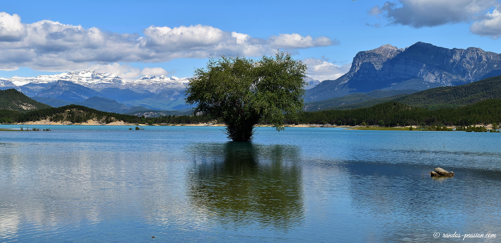 Le lac d'Ainsa, le massif du Mont-Perdu et la Peña Montañesa