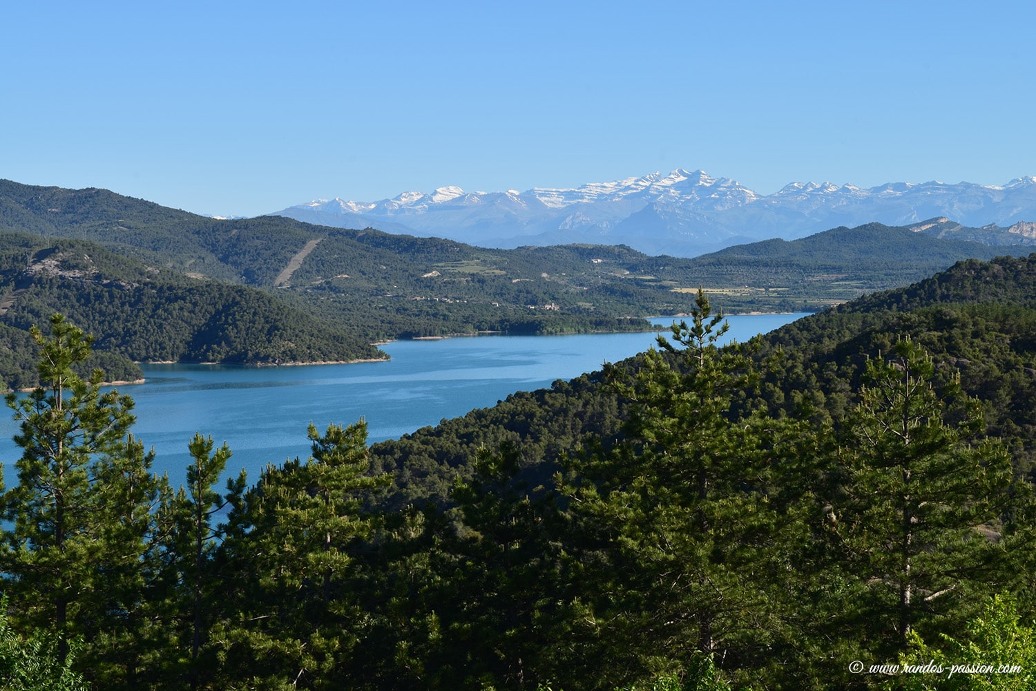 Le lac del Grado et le massif du Mont-Perdu vu depuis Torreciudad