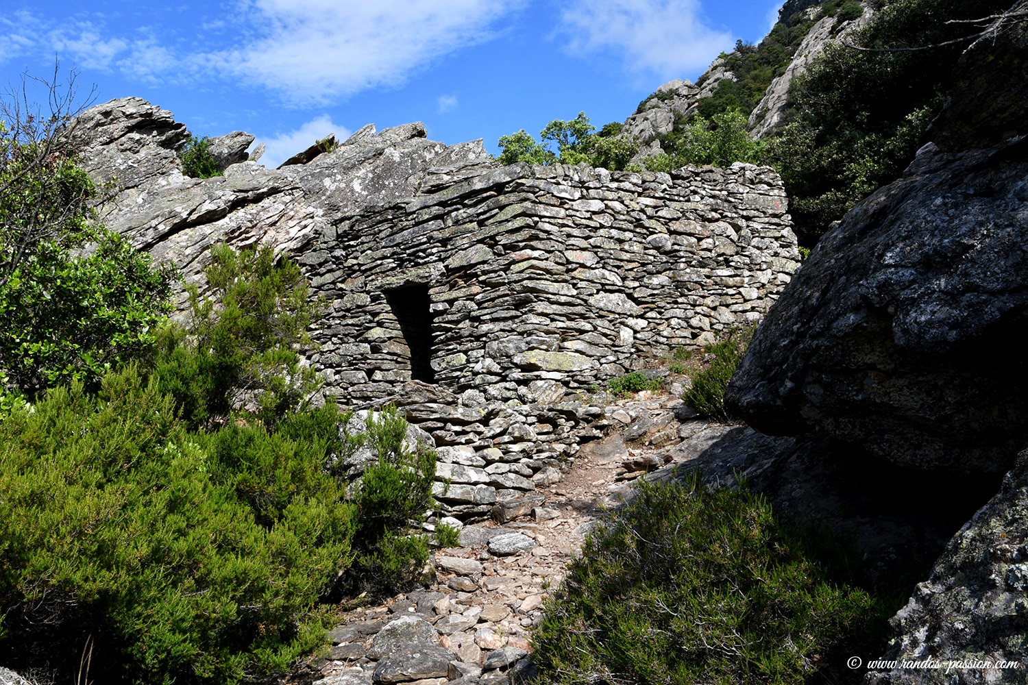 Cabane en pierre sur le sentier de l'Esquino d'Aze