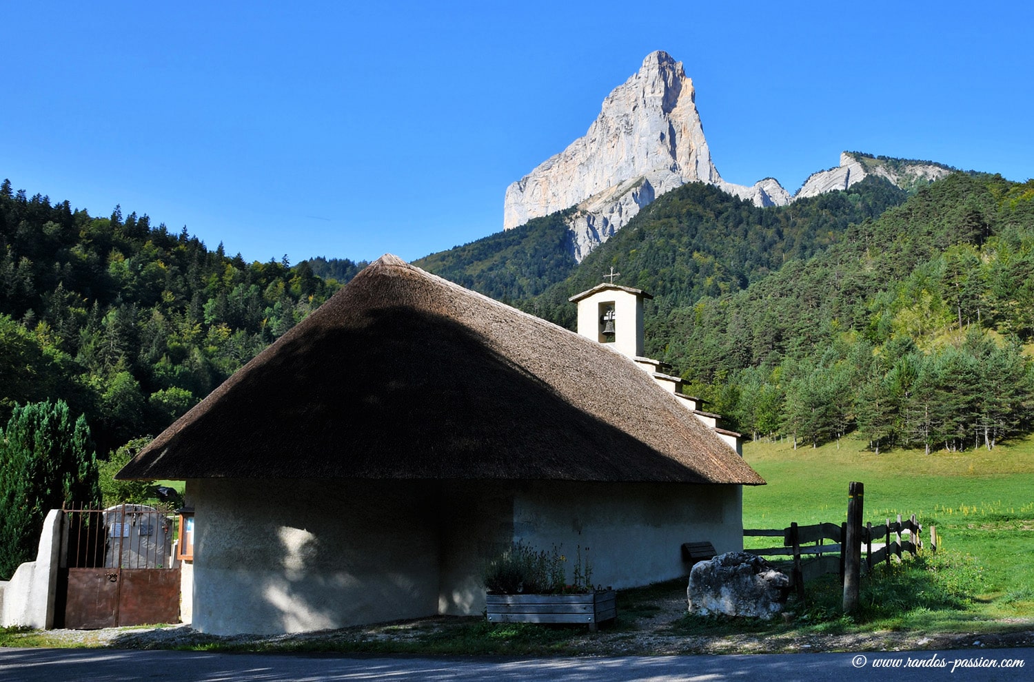 La chapelle de Trezanne et le Mont Aiguille