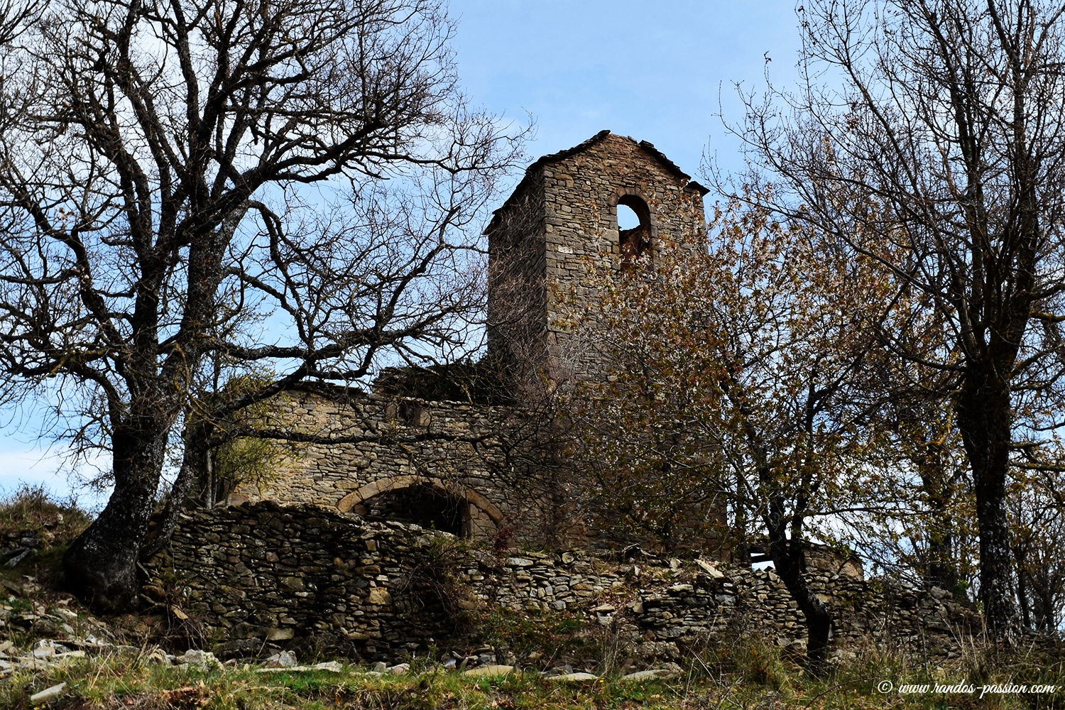 L'église d'Otín, village abandonné en Sierra de Guara