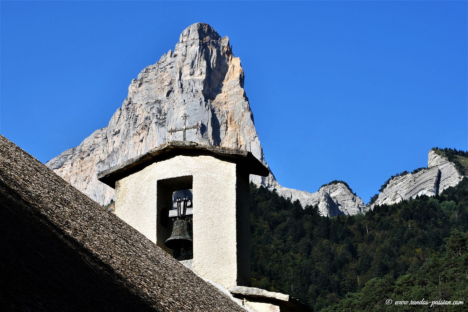 Le Mont Aiguille et la chapelle de Trezanne