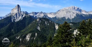 Le Mont Aiguille et le Grand Veymont vu depuis le pic de l'Aubeyron