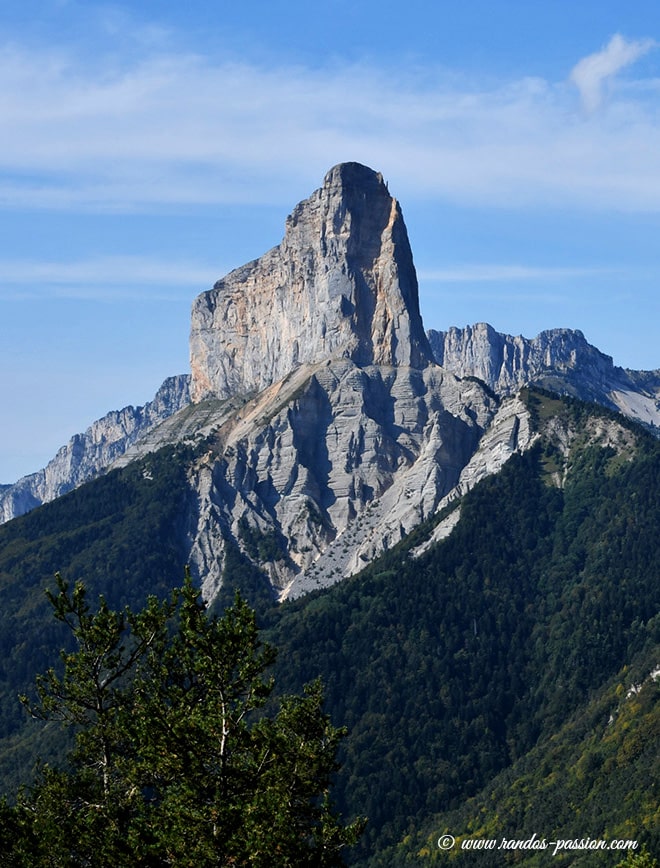 Le Mont aiguille vu depuis le pic de l'Aubeyron