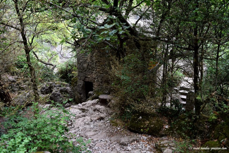 Les moulins de la Foux et la résurgence de la Vis RandosPassion Les moulins de la Foux et la résurgence de la Vis RandosPassion