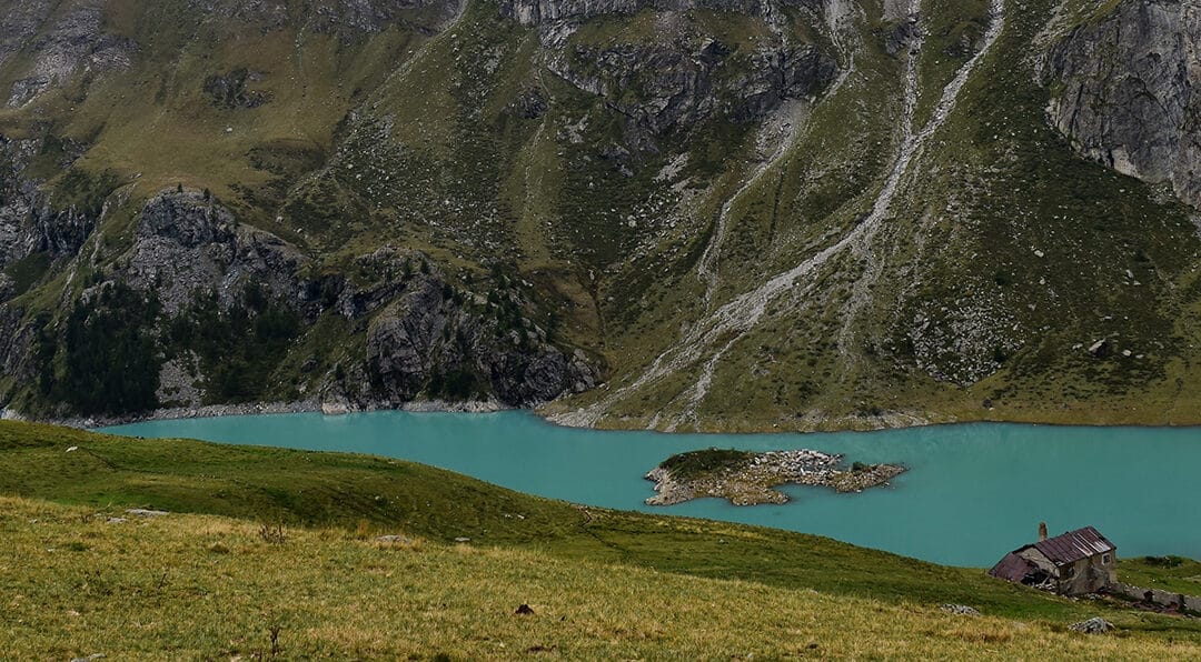 La fenêtre et le lac de Cignana