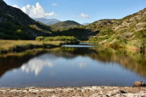 Le désert des Agriates: traversée à gué de Fiume Santu