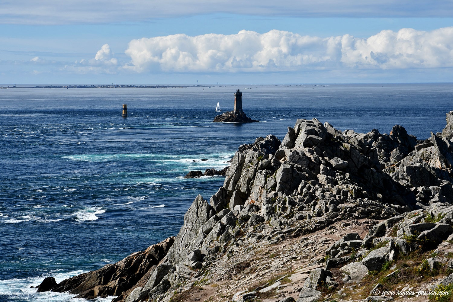 La Pointe du Raz et le phare de l'îlot de la Vieille