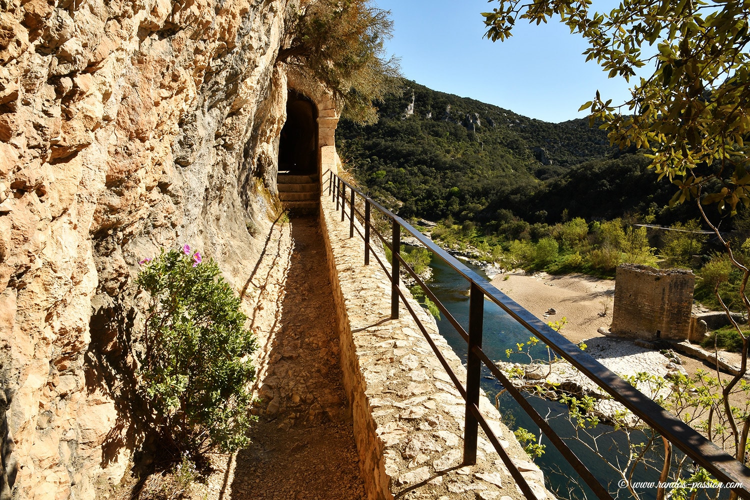 L'accès à la grotte de la Baume - Gorges du Gardon