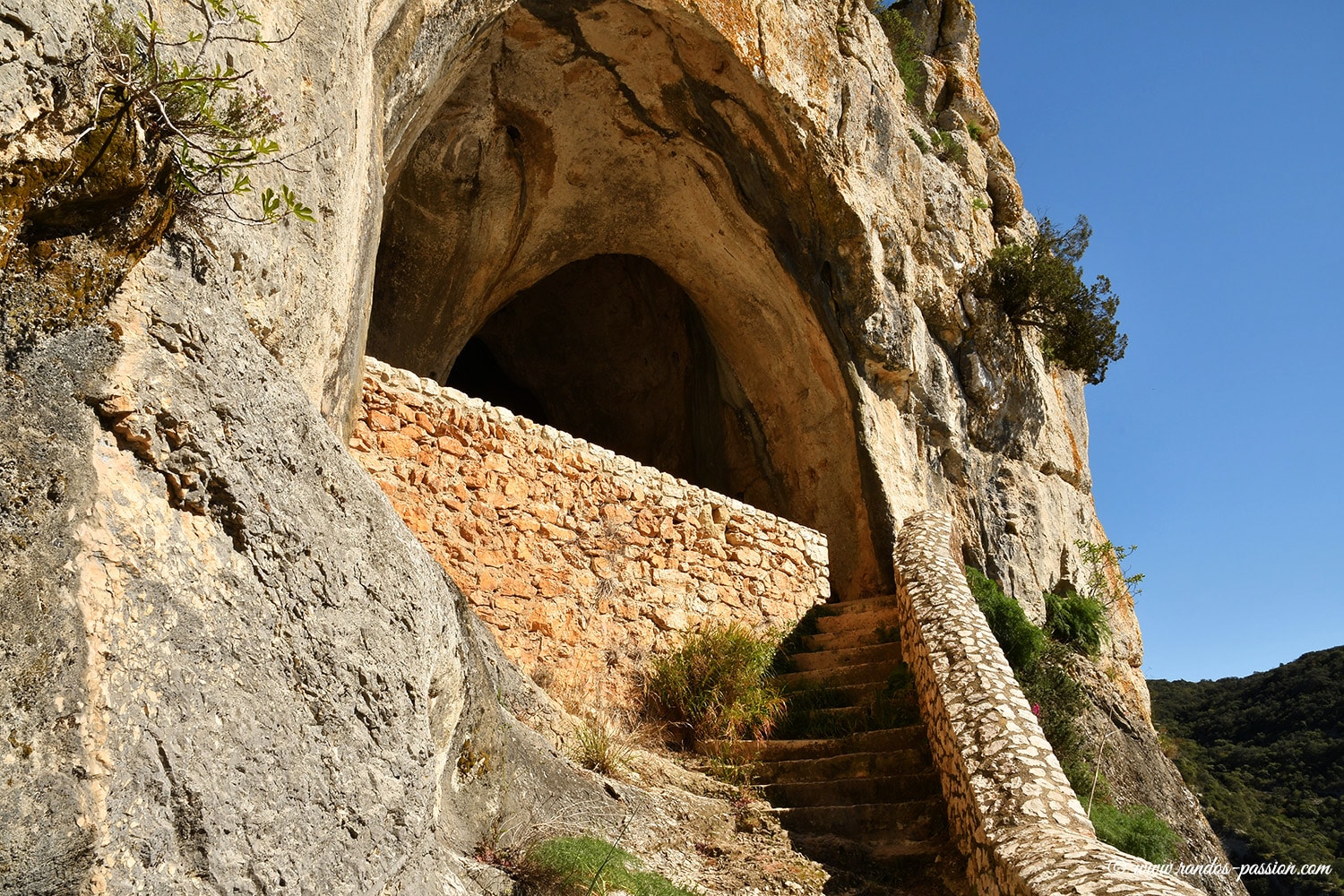 L'entrée de la grotte de la Baume