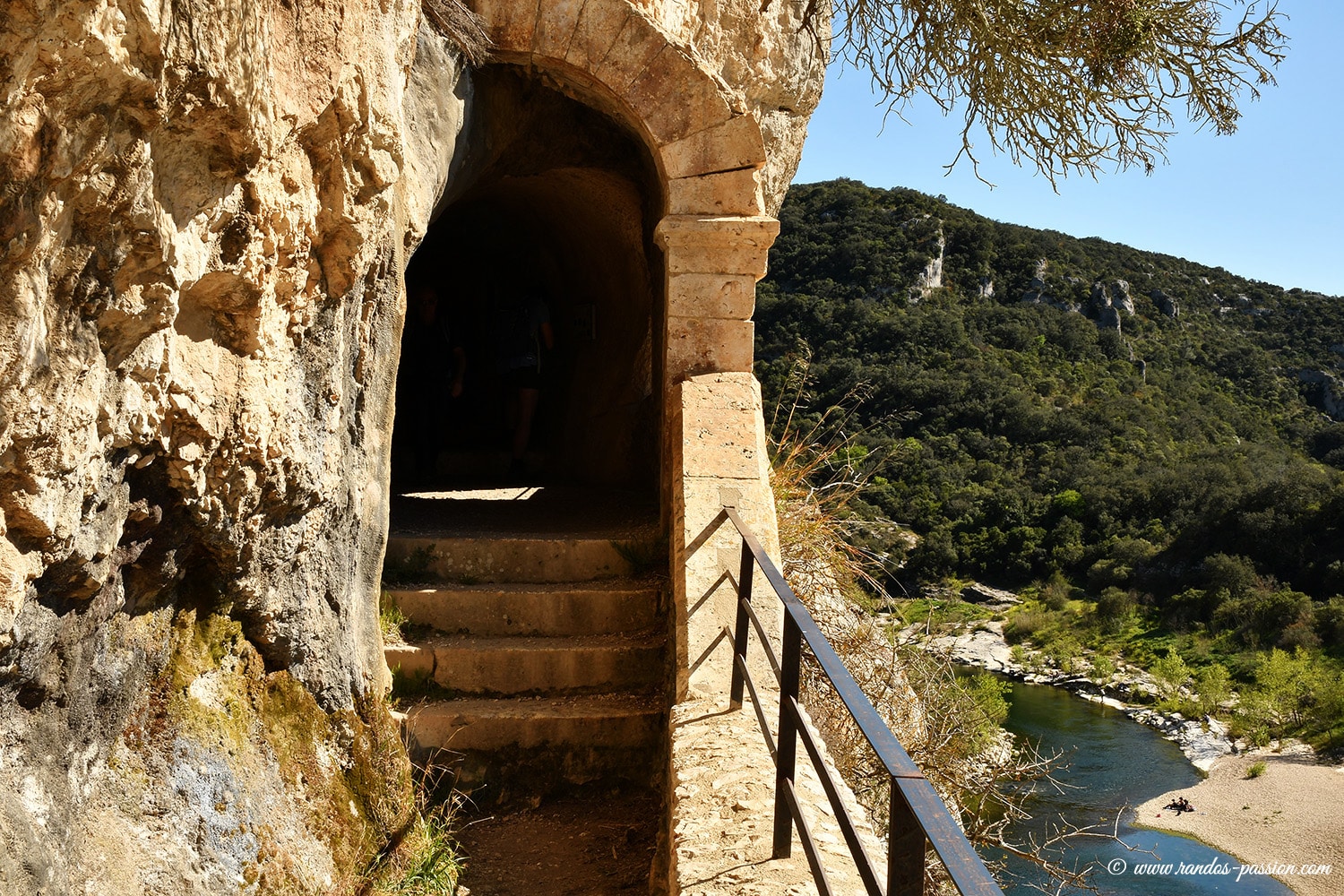 L'accès à la grotte de la Baume - Gorges du Gardon