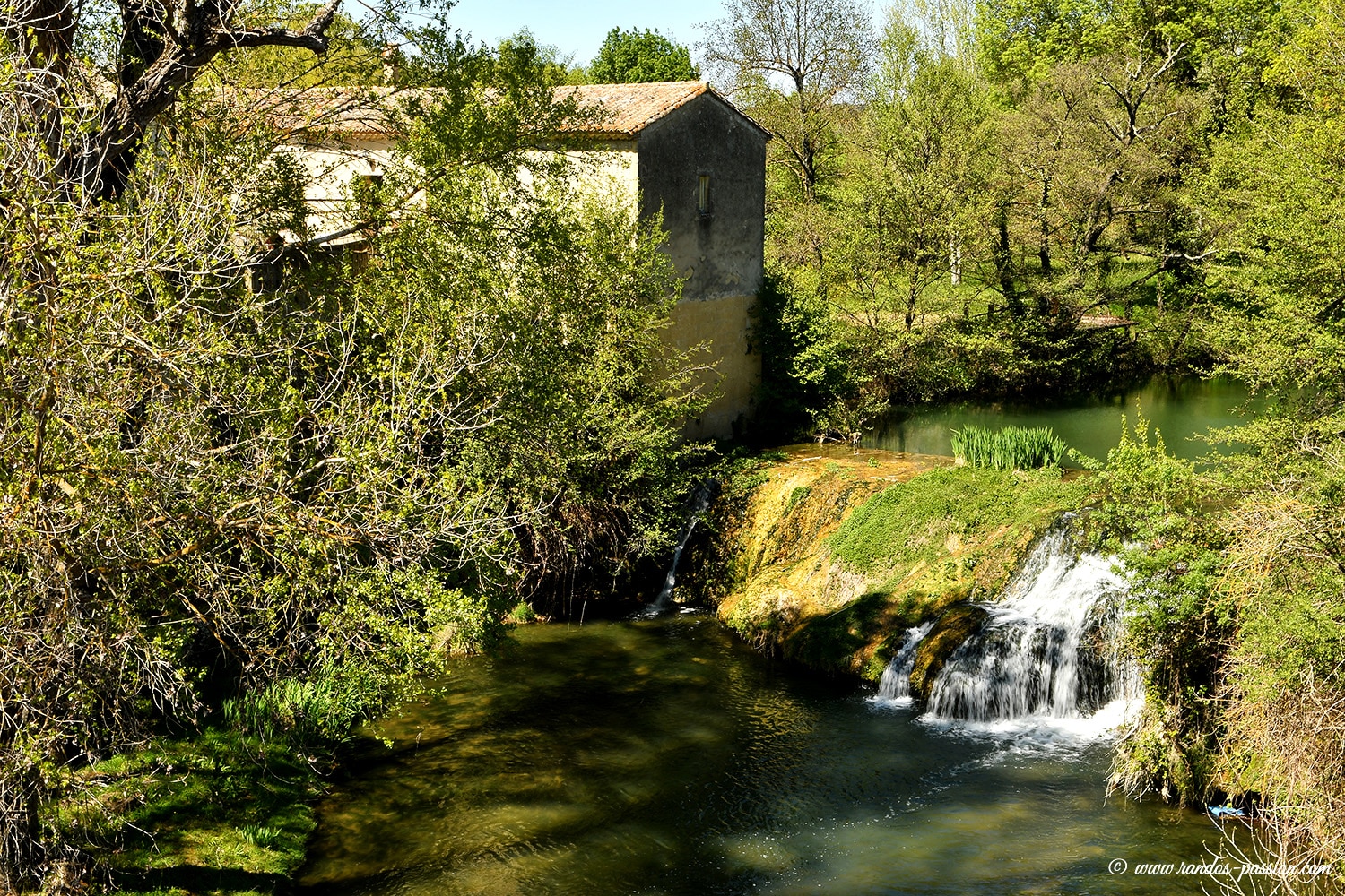 Moulin sur le Gardon à Collias