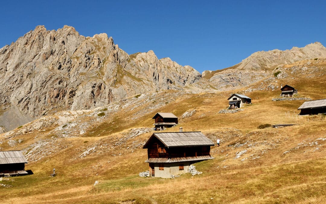 Les chalets, les granges et le refuge de Furfande depuis le Queyron