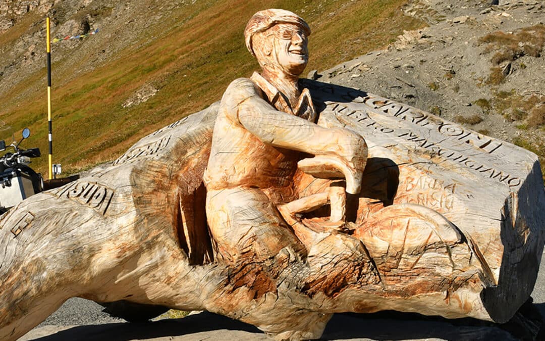 Sculpture en bois en l'honneur de Michele Scarponi au col Agnel