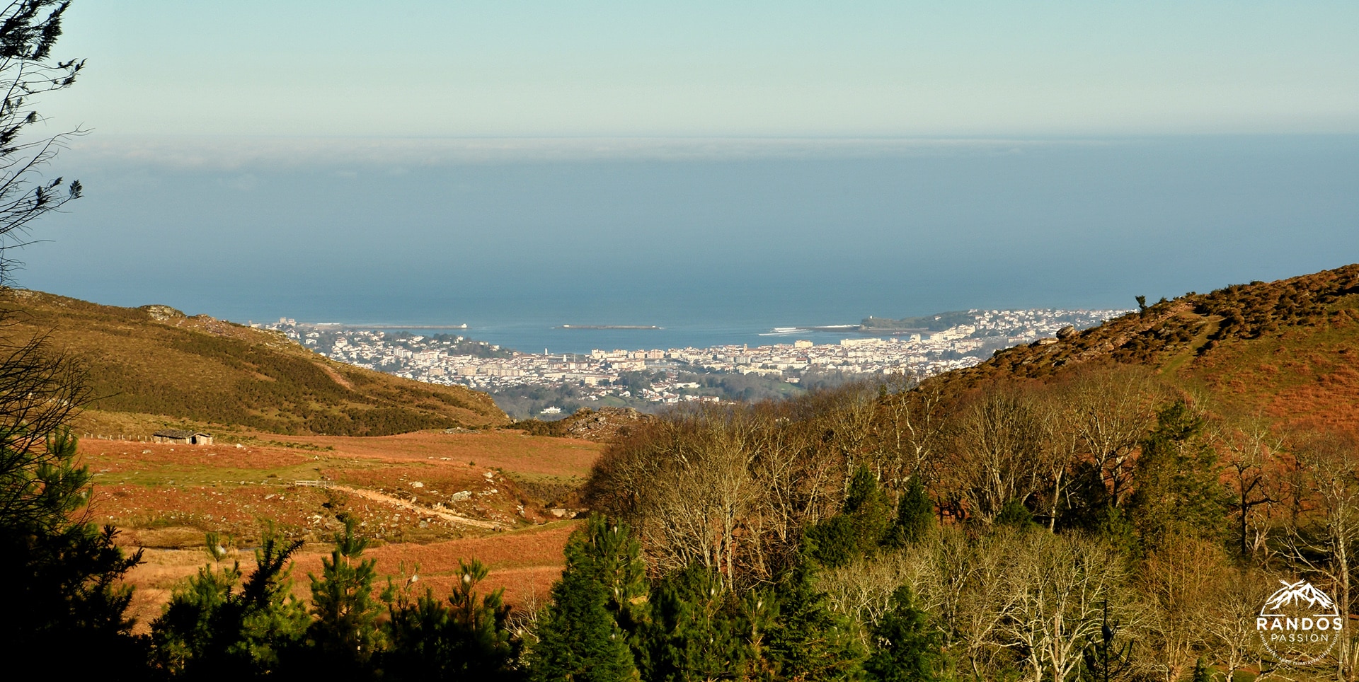 Vue sur la baie de Saint-Jean-de-Luz depuis le col des Trois Fontaines