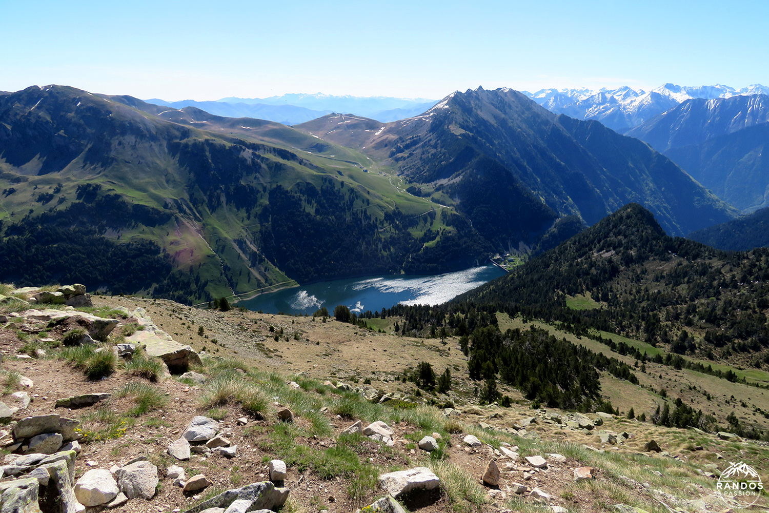 Le lac de l'Oule depuis le Soum de Montpelat Le lac de l'Oule depuis le Soum de Montpelat