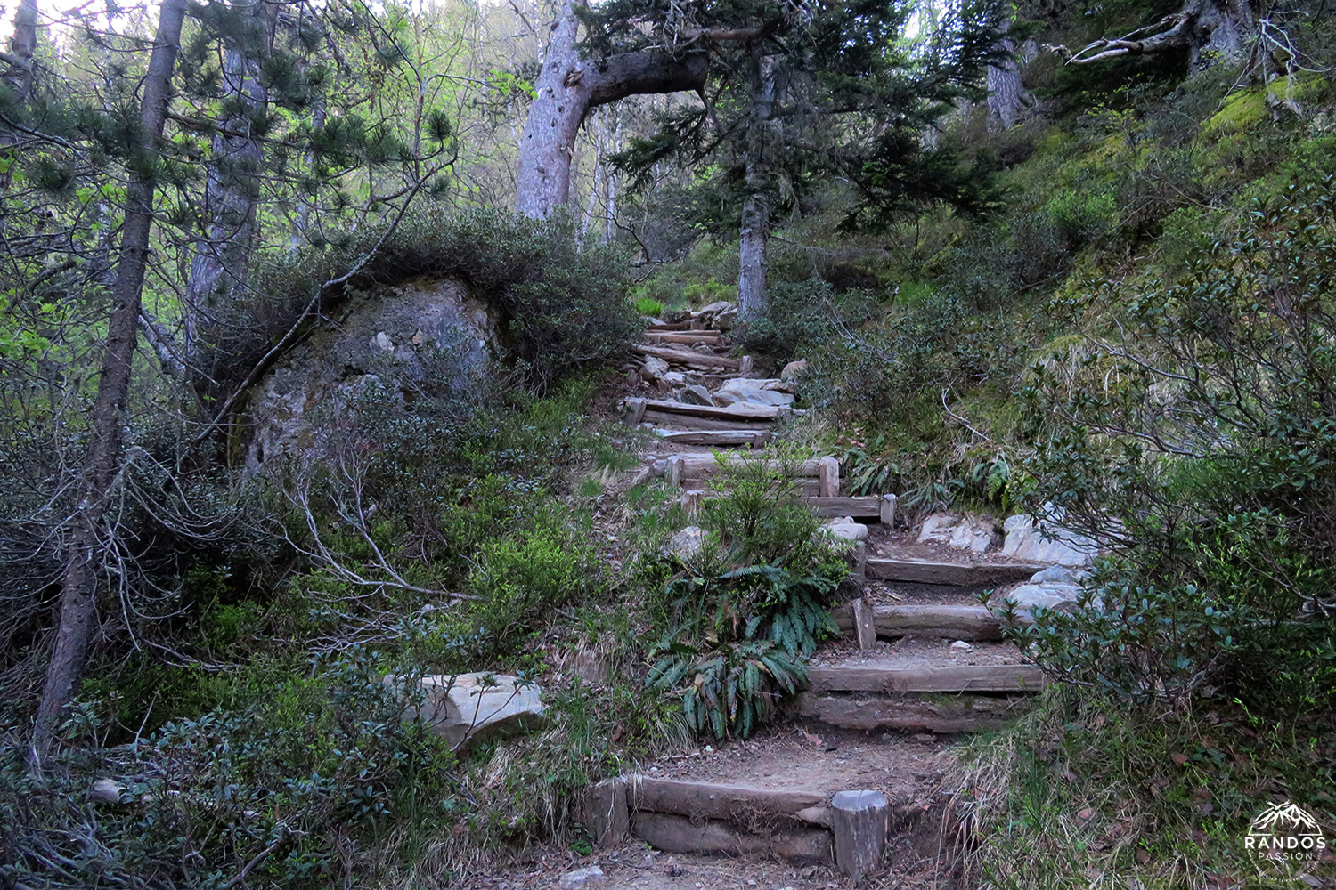Le sentier du col d'Estoudou depuis le lac d'Orédon Le sentier du col d'Estoudou depuis le lac d'Orédon
