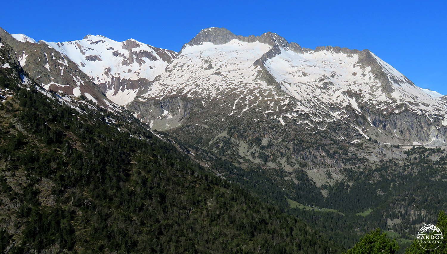 Vue sur le grand pic des Alharisses et le pic d'Estaragne depuis le col d'Estoudou Vue sur le grand pic des Alharisses et le pic d'Estaragne depuis le col d'Estoudou