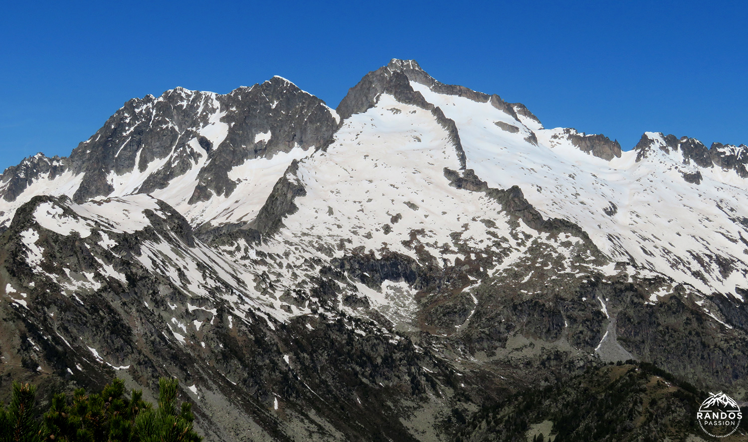 Zoom sur le massif du Néouvielle depuis le Soum de Montpelat Le lac de l'Oule depuis le Soum de Montpelat