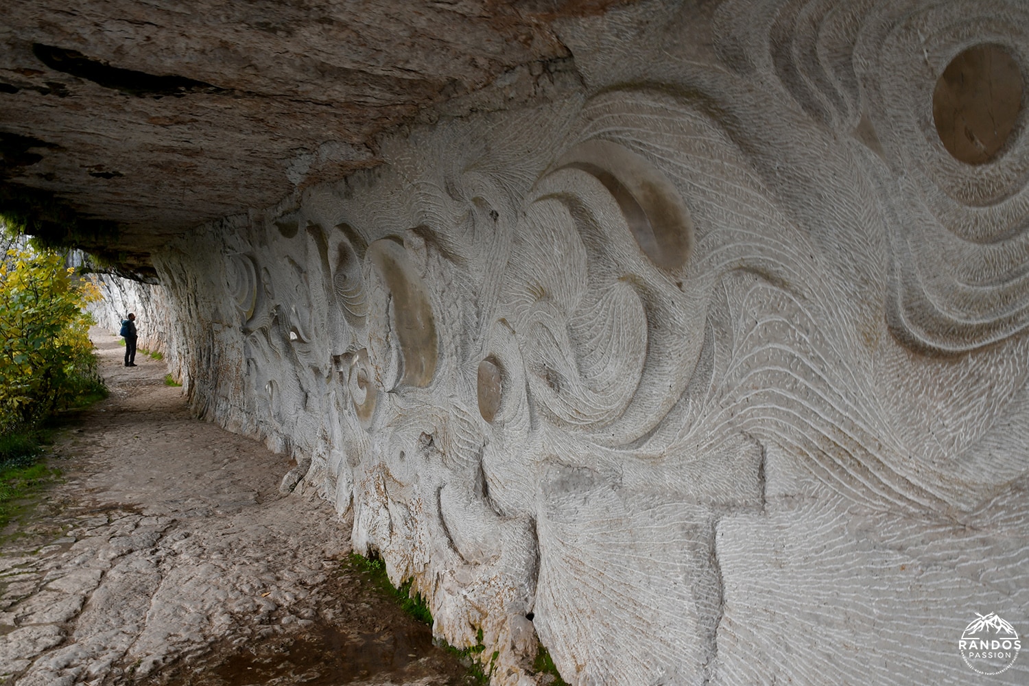 Gravures par Daniel Monnier au chemin de halage de Ganil La fresque de Daniel Monnier au chemin de halage de Ganil dans le Lot