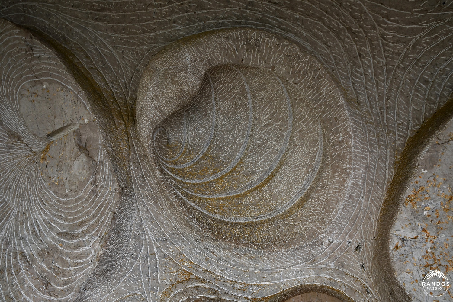 La fresque de Daniel Monnier au chemin de halage de Ganil dans le Lot La fresque de Daniel Monnier au chemin de halage de Ganil dans le Lot