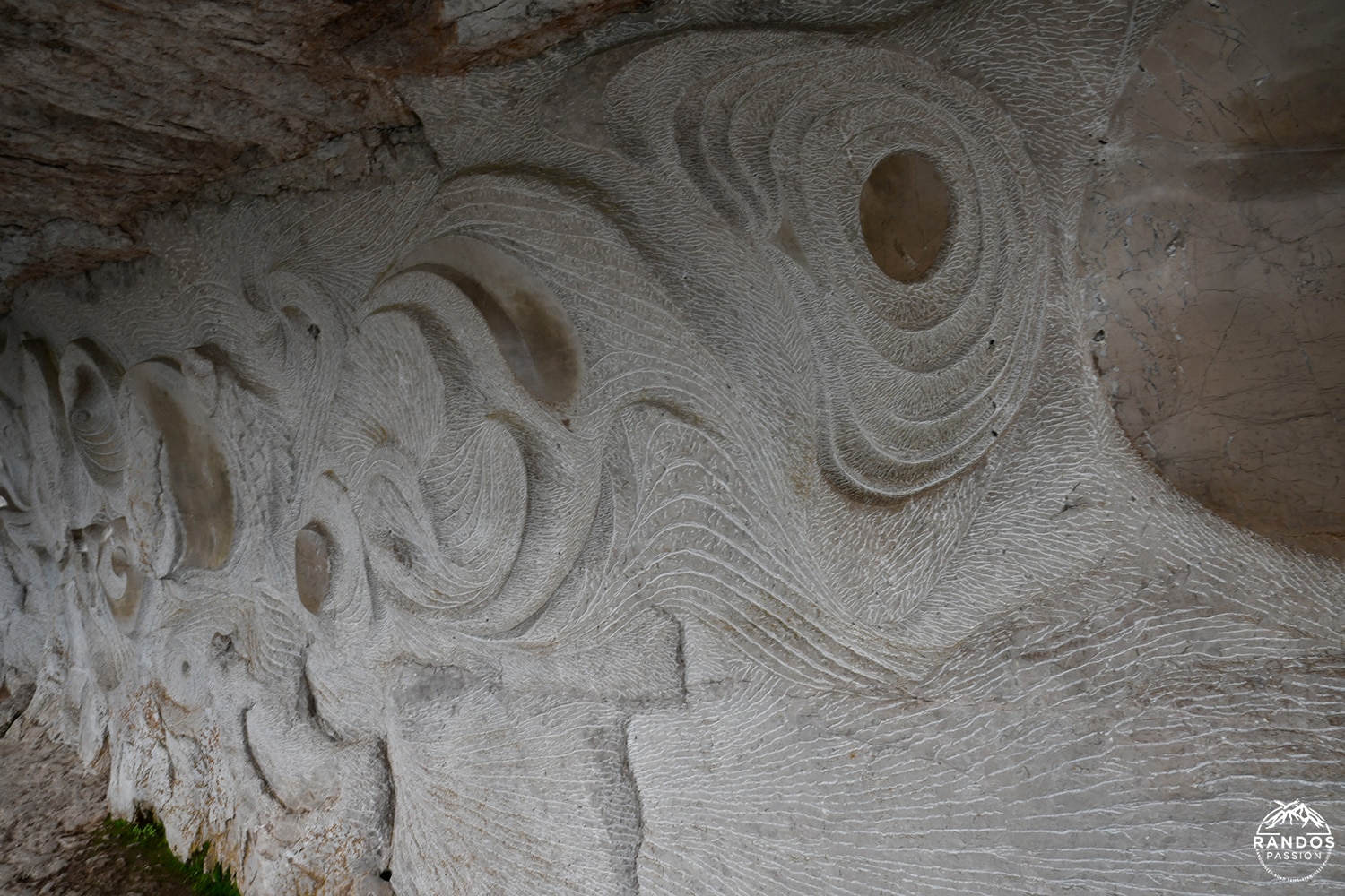 La fresque gravée par Daniel Monnier au chemin de halage de Ganil La fresque de Daniel Monnier au chemin de halage de Ganil dans le Lot